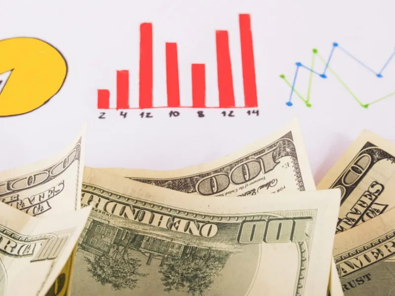 Hình ảnh người chơi đang suy nghĩ chiến thuật xóc đĩa online với các biểu tượng quân vị và tiền cược